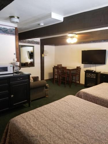 una camera d'albergo con due letti e una televisione di Timberline Lodge a Big Bear Lake