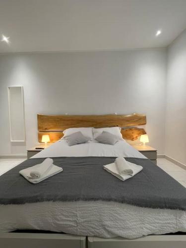 - une chambre avec un grand lit et 2 serviettes dans l'établissement Near metro Piazza Bengasi, à Turin