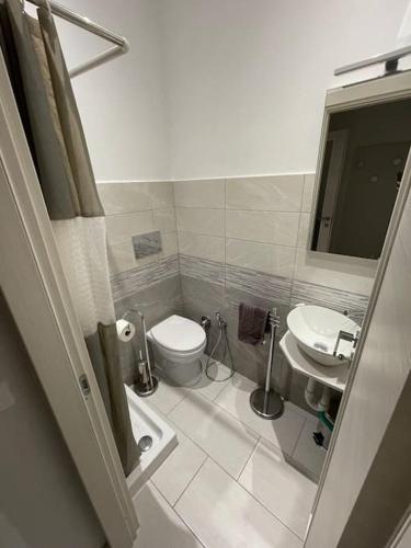 La petite salle de bains est pourvue de toilettes et d'un lavabo. dans l'établissement Near metro Piazza Bengasi, à Turin