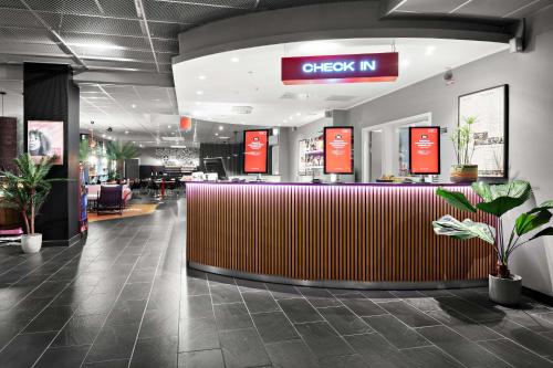 una hall con bancone per il check-in in un negozio di Aiden by Best Western Stockholm City a Stoccolma