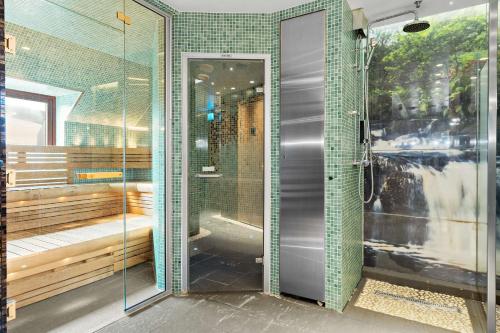 een badkamer met een douche en een glazen deur bij Hotell Heden - BW Signature Collection in Göteborg