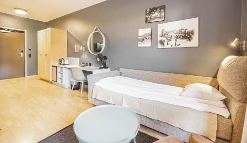 a hotel room with a bed and a desk at Hotell Heden - BW Signature Collection in Gothenburg