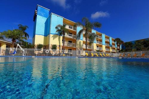 a large swimming pool in front of a hotel at Orlando International Drive North Hotel in Orlando