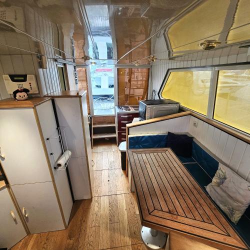 une petite chambre avec un banc au milieu dans l'établissement Appartement sur l'eau tout confort, au Barcarès