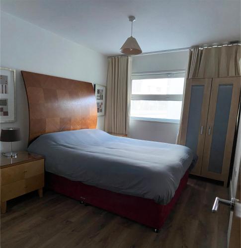 a bedroom with a large bed and a window at King Bed at London Bridge Apt/Modern And Secure in London
