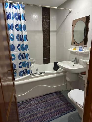 La salle de bains est pourvue d'une baignoire, d'un lavabo et de toilettes. dans l'établissement Coin chaleureux coté plage, à Hammam Sousse