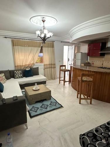 - un salon avec un canapé et une table dans l'établissement Coin chaleureux coté plage, à Hammam Sousse