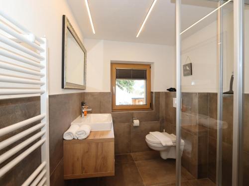 łazienka z umywalką i toaletą w obiekcie Apart Loisa w mieście Pettneu am Arlberg