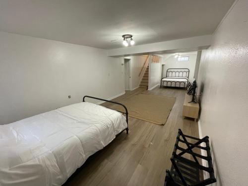 ein Schlafzimmer mit einem Bett und einen Flur mit einer Treppe in der Unterkunft Mustang House in Sioux City