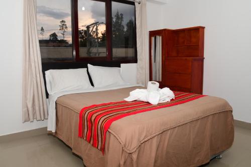 チャチャポヤスにあるLA CASA DEL TURISTAのベッドルーム1室(ベッド1台、タオル2枚付)