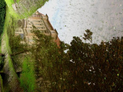a reflection of a building in a body of water at Hotel Deutsches Haus in Braunschweig