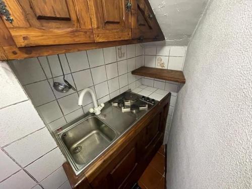 a small kitchen with a sink and a stove at Grazioso monolocale in Borgata Sestriere