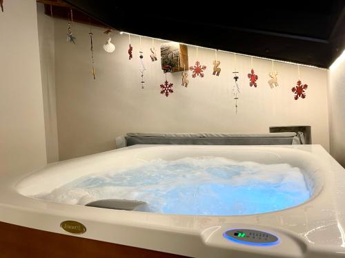 a jacuzzi tub with blue water and christmas decorations at Dimora di Charme Rooms & Apartments in Peschiera del Garda