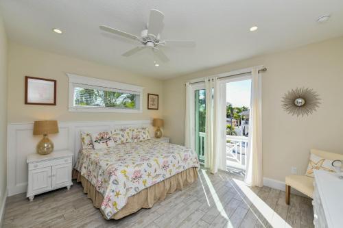 um quarto com uma cama e uma ventoinha de tecto em Atlantis Beach House em Bradenton Beach