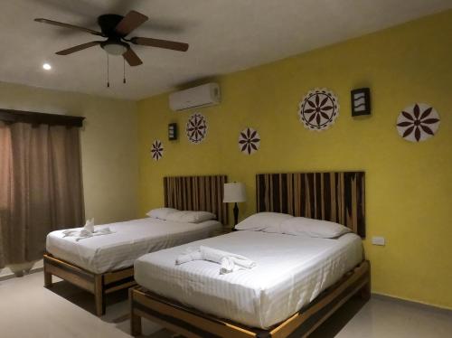 Ένα ή περισσότερα κρεβάτια σε δωμάτιο στο Hotel Hacienda Otoch