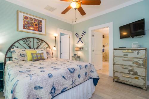 a bedroom with a bed and a ceiling fan at Sail Away Cottage in Bradenton Beach