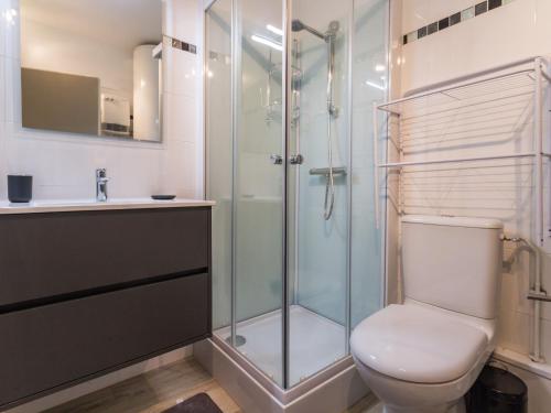 ein Badezimmer mit Toilette und Glasdusche in der Unterkunft Appartement face à la plage avec cour commune, BBQ et wifi à Piriac-sur-Mer - FR-1-306-1188 in Piriac-sur-Mer