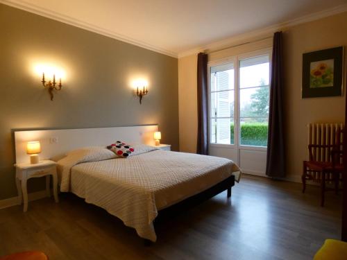 ein Schlafzimmer mit einem Bett und einem großen Fenster in der Unterkunft Gîte Senonches, 4 pièces, 6 personnes - FR-1-581-36 in Senonches