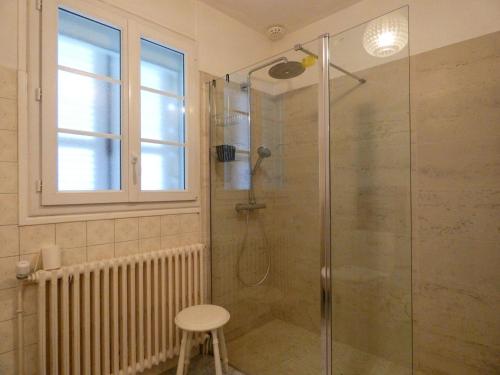 baño con ducha de cristal con taburete en Gîte Senonches, 4 pièces, 6 personnes - FR-1-581-36, en Senonches