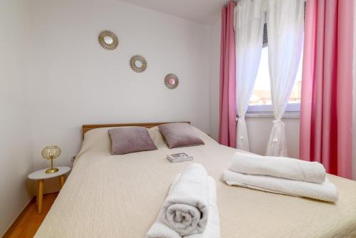ein Schlafzimmer mit einem Bett mit Handtüchern darauf in der Unterkunft Apartments with a parking space Liznjan, Medulin - 21802 in Ližnjan