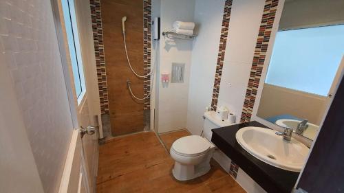 ein Badezimmer mit Dusche, Toilette und Waschbecken in der Unterkunft 水果天堂旅馆Fruit Paradise in Patong Beach