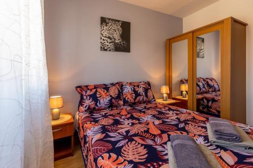 Apartments with parking space Porec - 22124