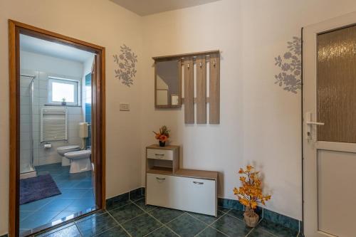 een badkamer met een toilet en een wastafel bij Apartments with a parking space Porec - 22124 in Poreč