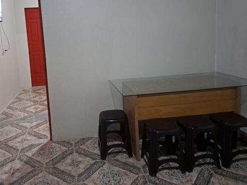 um quarto com uma secretária com bancos ao lado de uma parede em AP 2 - Apartamento Mobiliado Tamanho Família - Cozinha Completa em Macapá