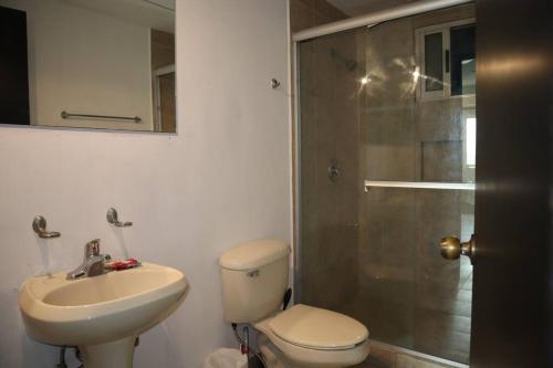 uma casa de banho com um WC, um lavatório e um chuveiro em Amplio depa 10 min Parque Fundidora, Estadio BBVA - LV5 - em Monterrey