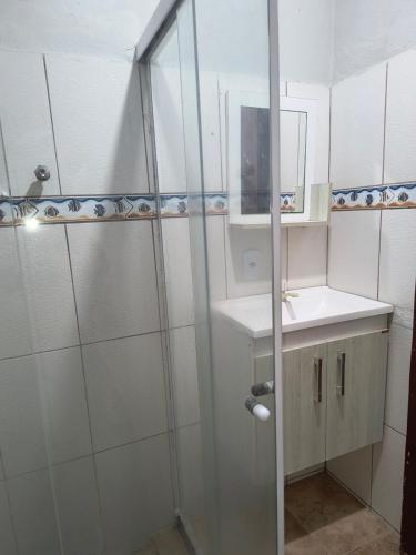 a bathroom with a shower and a sink at Casa de Praia Completa em Cabo Frio 04 para até 5 Pessoas in Cabo Frio