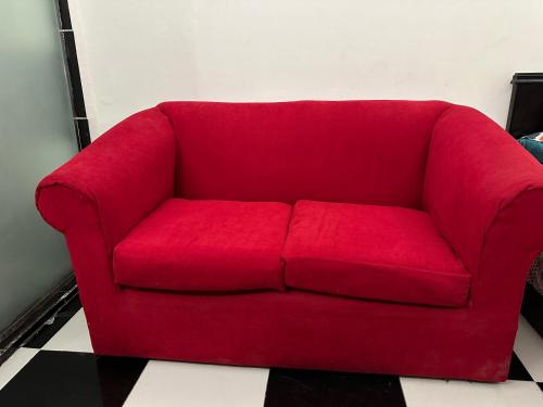 - un canapé rouge dans le salon dans l'établissement Apartment in Zamalek, au Caire