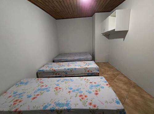 Katil atau katil-katil dalam bilik di Casa de Praia Completa em Cabo Frio 04 para até 5 Pessoas