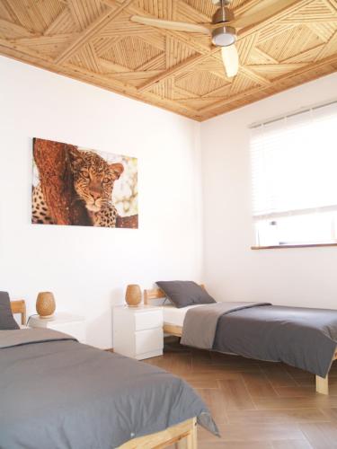 Postel nebo postele na pokoji v ubytování Dar Makai Surf Hotel