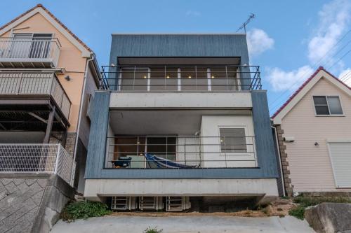 una casa con balcone e barca di Private house “Ushimado villa”, 10ppl, Parking / BBQ 