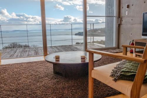 Camera con balcone affacciato sull'oceano. di Private house “Ushimado villa”, 10ppl, Parking / BBQ 