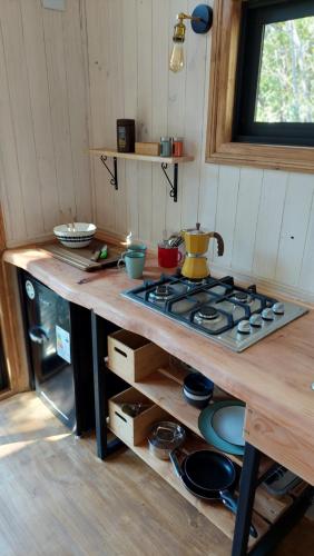 uma cozinha com um fogão e uma bancada de madeira em Tres Bosques em Pucón