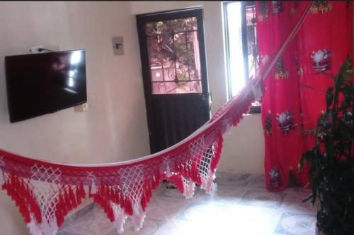 sala de estar con cortinas rojas y TV en Casa en Doradal - Antioquia, en Doradal