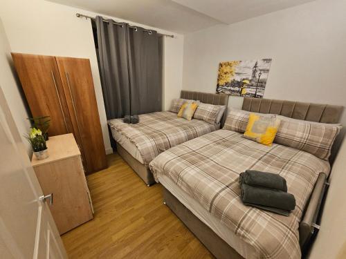 a bedroom with two beds and a couch at 2bdr Islington close to station in London
