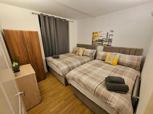 a bedroom with two beds and a couch at 2bdr Islington close to station in London
