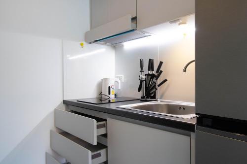 Η κουζίνα ή μικρή κουζίνα στο Mantra Beach condominium By AProperty