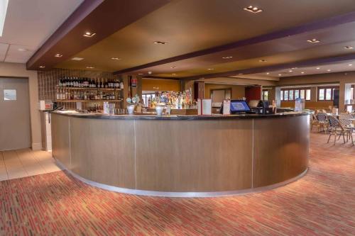 a lobby with a bar in a hotel at Tahmoor Inn in Tahmoor