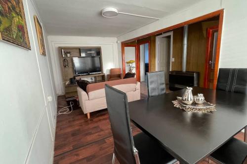 comedor con mesa y sala de estar en Casa en arriendo muy amplia con dos habitaciones en Punta Arenas