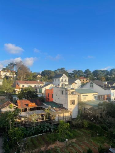 - une vue aérienne sur une ville avec des maisons dans l'établissement Selena Dalat Homestay, à Đà Lạt