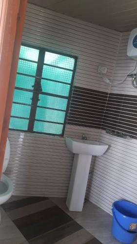 baño con lavabo y ventana en Kalimpong View Homestay, en Kalimpong