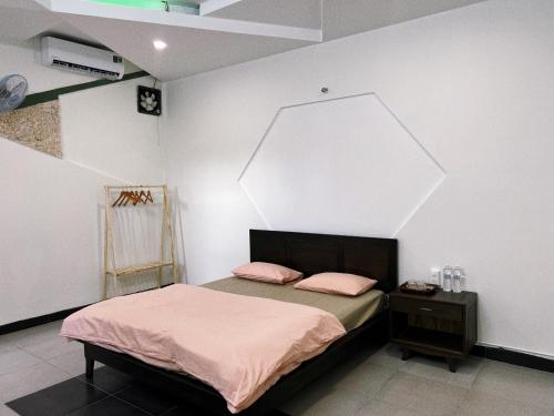 Ένα ή περισσότερα κρεβάτια σε δωμάτιο στο Khách sạn Ziczac KonTum