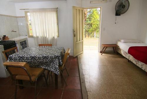 Habitación con mesa, cama y dormitorio. en El Pinar en Bialet Massé