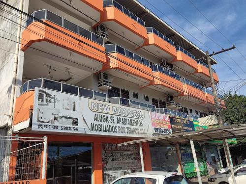 um edifício com um sinal na lateral em HOTEL NEW´S BUSINESS em Macapá