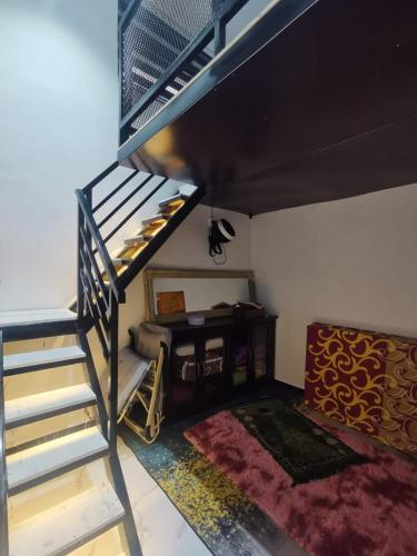 Cette chambre dispose d'un escalier menant à un lit superposé. dans l'établissement DRS Legacy Homestay, à Kamunting