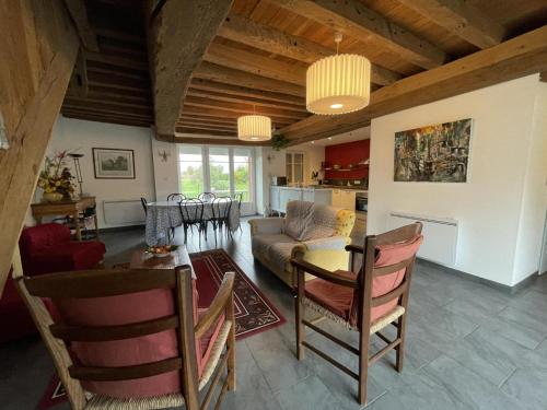 un salon avec un canapé et une table dans l'établissement Maison Bourbonnaise, Confort, Nature, PMR, Proche Loire et Parcs, 3 Chambres avec Salles de Bain - FR-1-489-107, à Monétay-sur-Loire