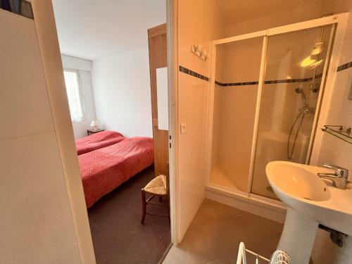 a bathroom with a shower and a sink and a bed at Appartement Les Sables-d'Olonne, 4 pièces, 5 personnes - FR-1-197-199 in Les Sables-d'Olonne
